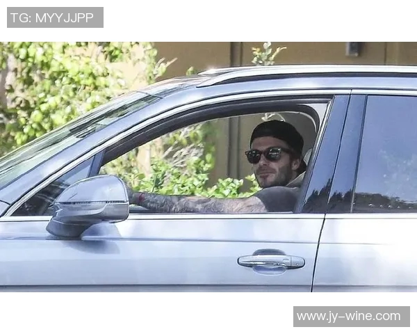 足球明星因超速被交警拦下现场反应引发热议引关注