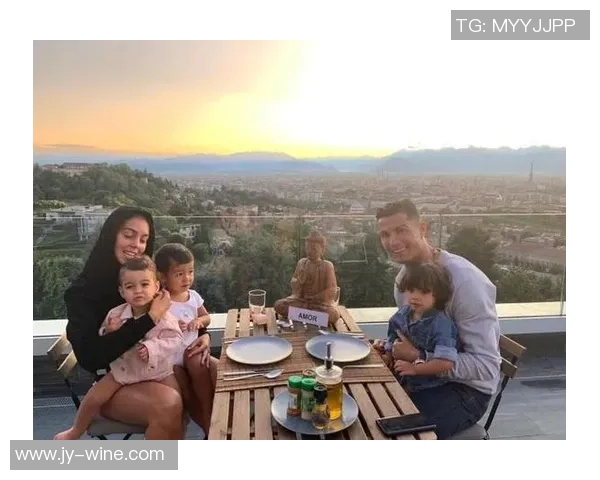 足球明星的家庭生活揭秘：豪宅背后的温馨与挑战